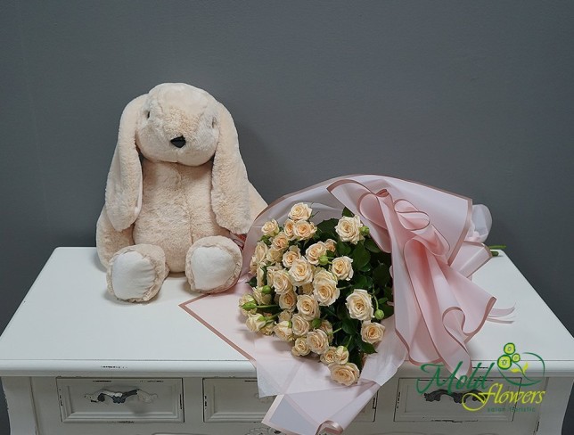 Набор из букета с кремовыми кустовыми розами и кролик средний h=50 см Фото